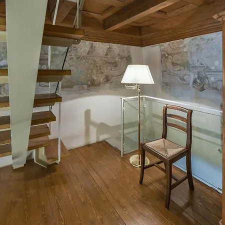 Tintoretto Frescoed Loft In The Oltrarno *