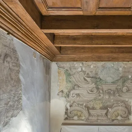 Tintoretto Frescoed Loft In The Oltrarno Apartment *