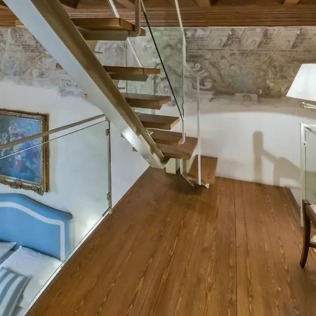 Tintoretto Frescoed Loft In The Oltrarno Apartment